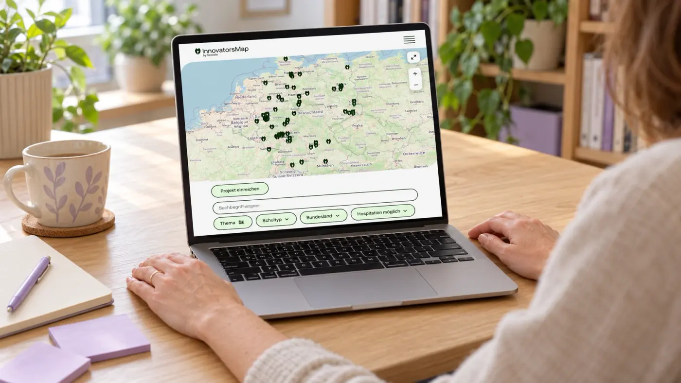 KI-generiertes Bild: Eine Person sitzt vor einem Laptop mit der InnovatorsMap von Scolaia auf einem hellen Holzschreibtisch.